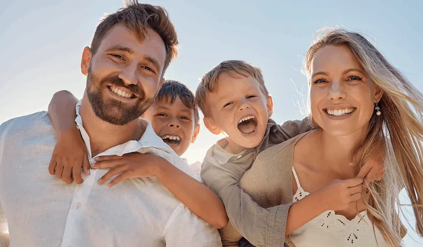 خانوادهای که در کنار هم مشغول خواندن کتاب هستند