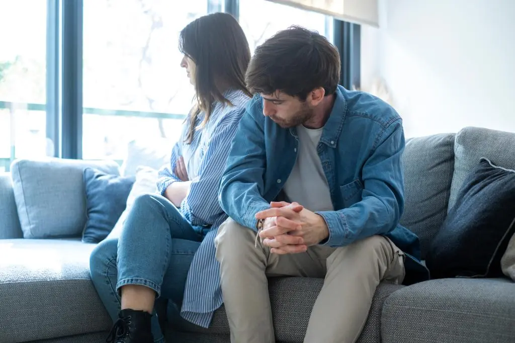 دو نفر در حال استراحت و ارتباط آرام در خانه