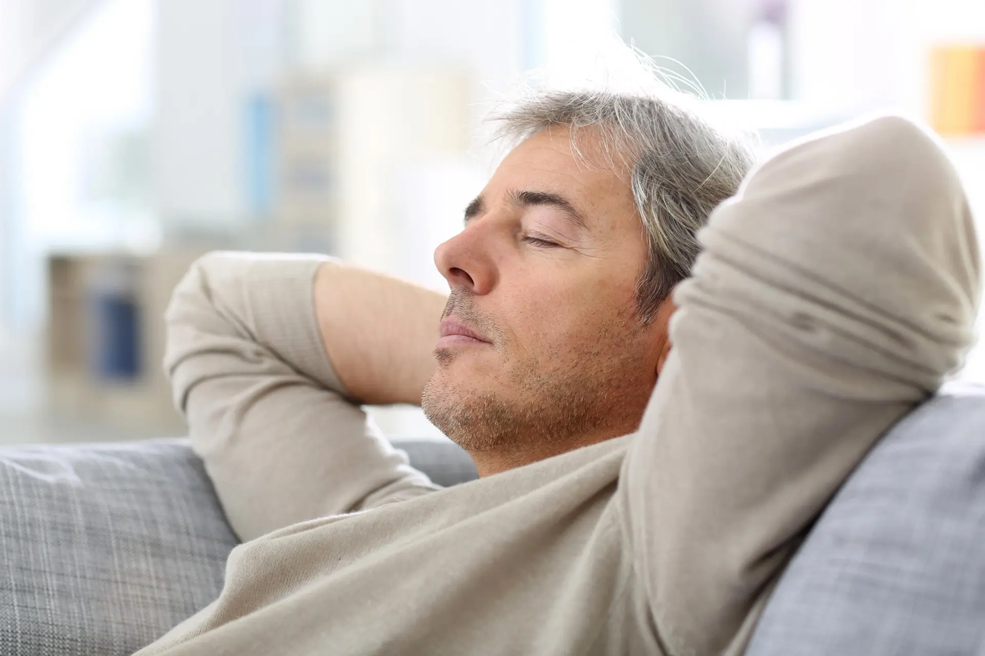 یک فرد در حال چرت‌زدن در یک اتاق آرام با نور ملایم