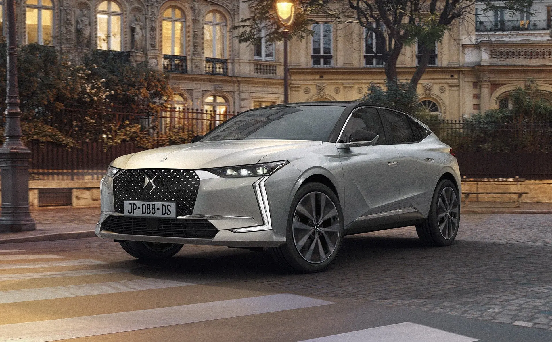 DS 4 کراسبک با طراحی مدرن و خطوط اسپورت