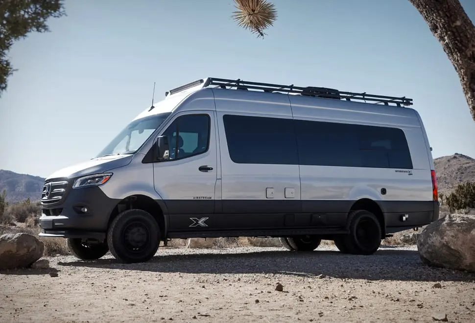 نمای جانبی کمپرون Airstream Interstate با طراحی آلومینیومی و پنجره‌های دو جداره
