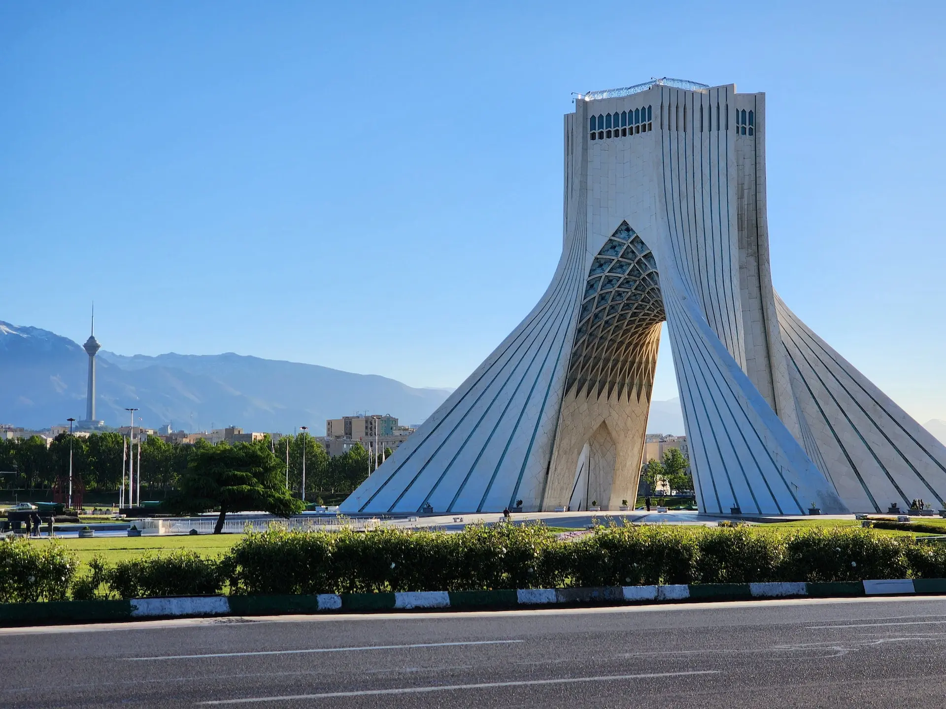 باغ و معماری زیبا کاخ گلستان با تالارهای باشکوه و آینه‌کاری‌های ظریف