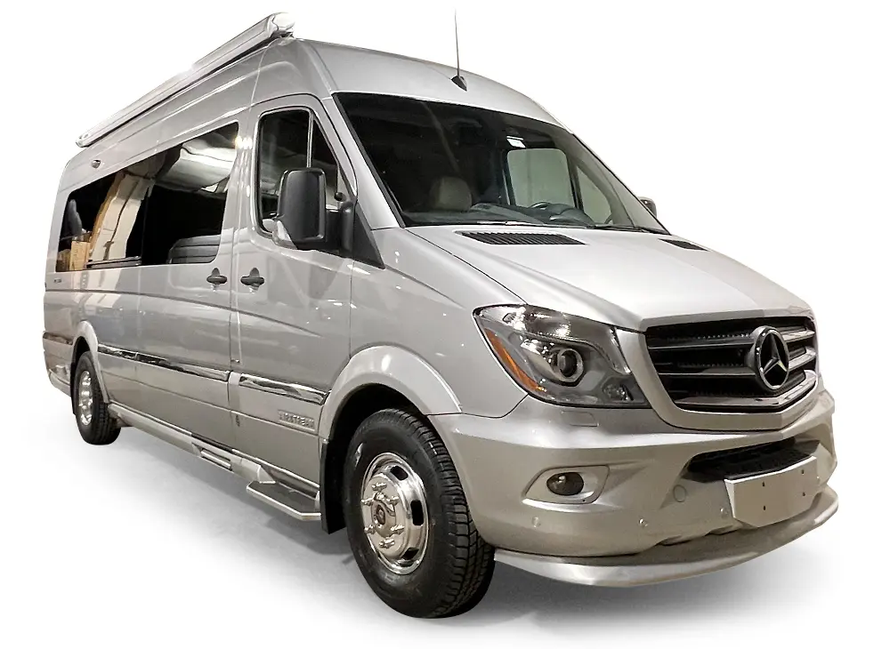 نمای داخلی کمپرون Airstream Interstate با طراحی مدرن و فضاهای سازماندهی شده
