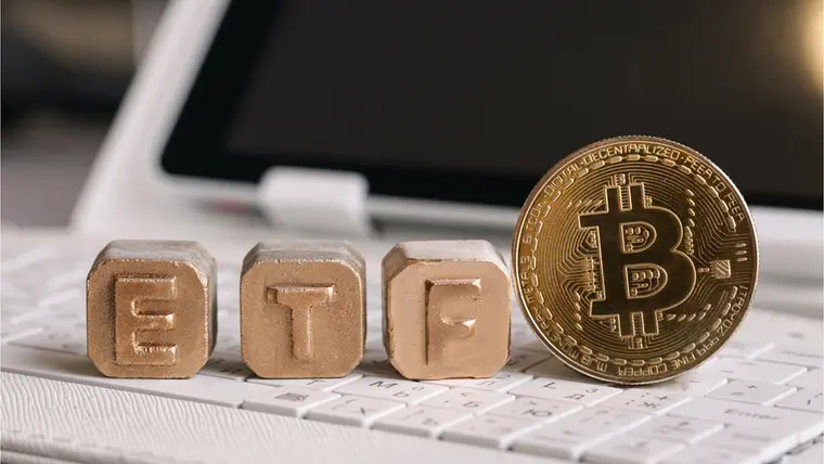 نمودار مقایسه عملکرد ETF بیتکوین با خرید مستقیم این ارز دیجیتال در طول یک سال