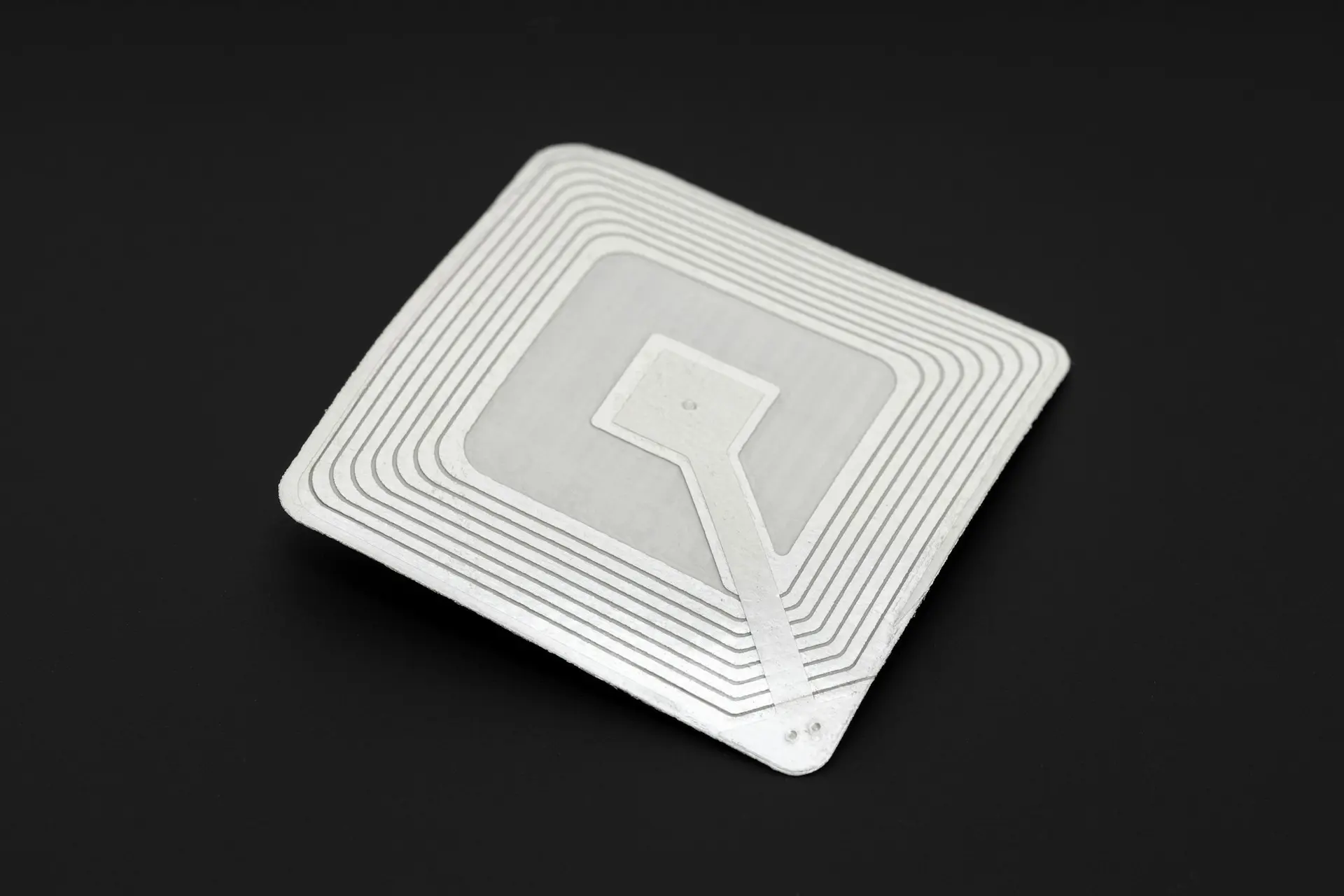 برچسب RFID کوچک و سفید روی زمینه سیاه