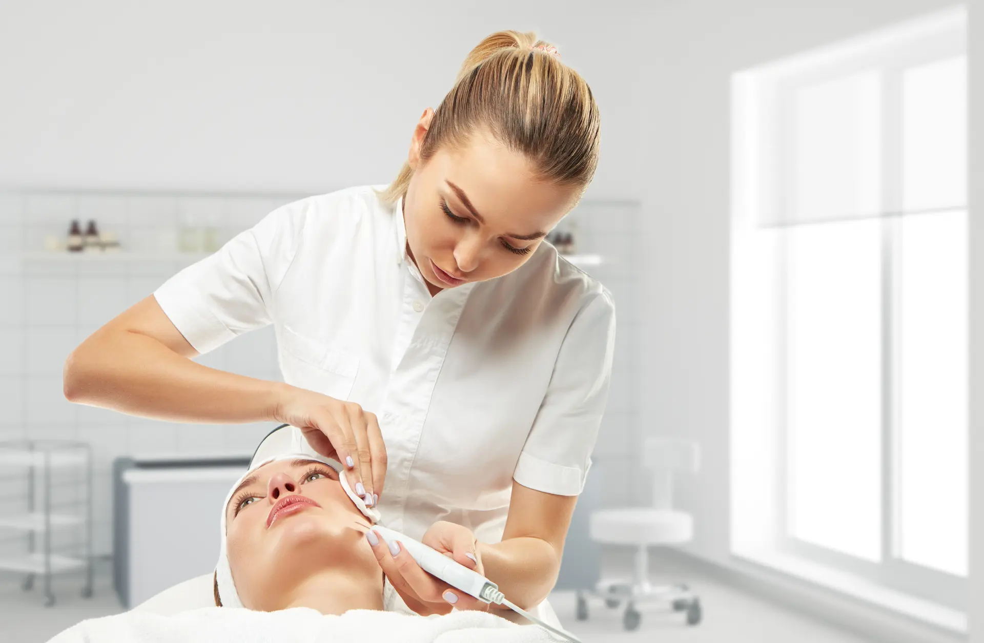 پزشک و بیمار در حال بررسی نتایج آزمایشهای پزشکی در یک محیط مدرن