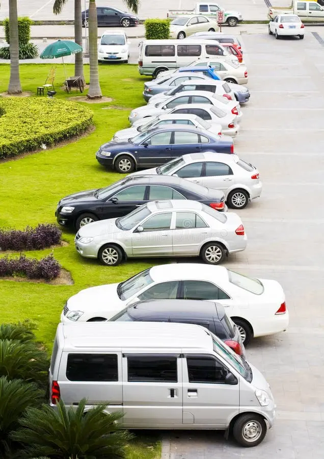 ردیف خودروهای پارک شده در پارکینگ شهری
