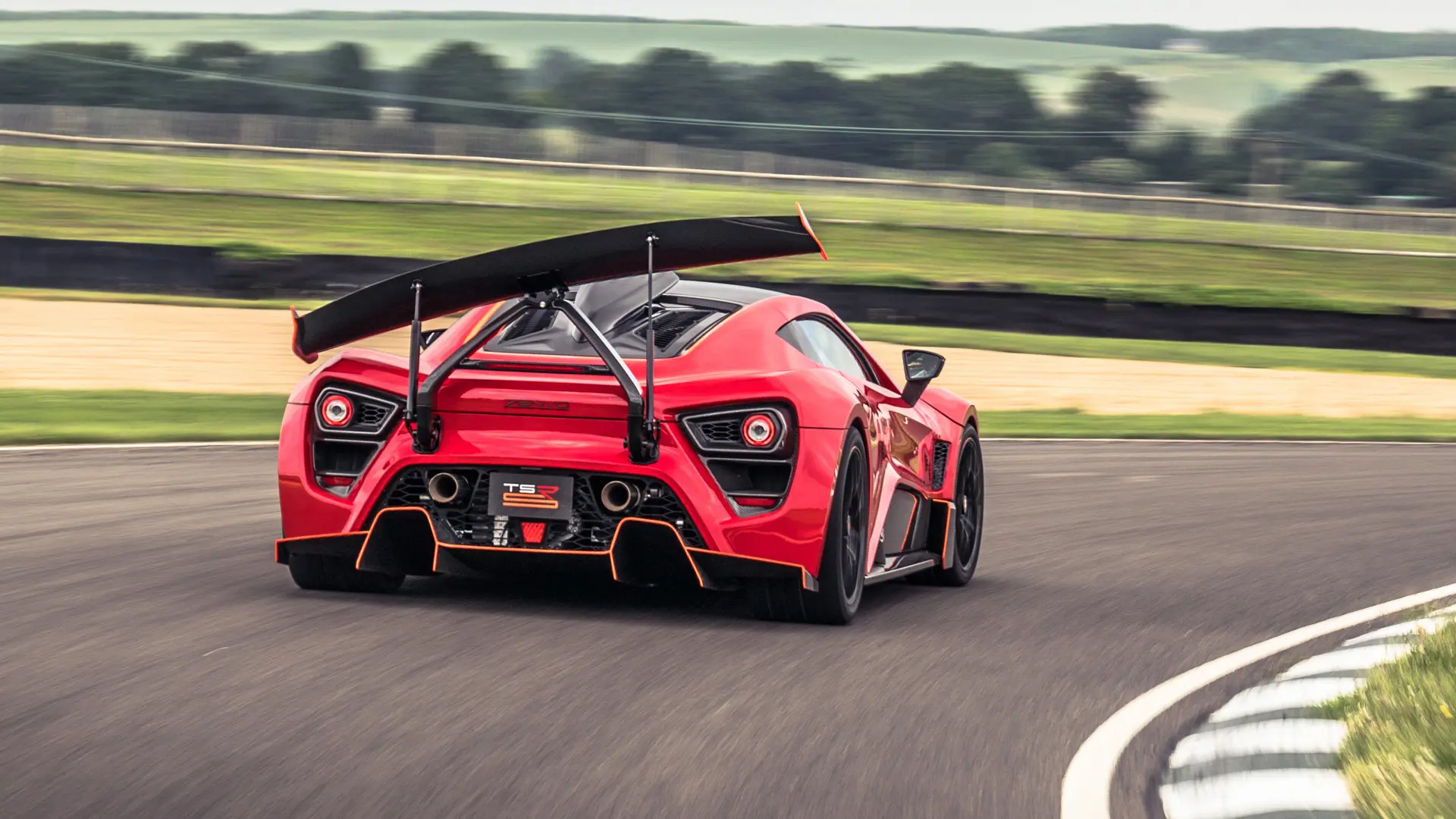 طراحی بیرونی Zenvo TSR-S با خطوط تیز و بدنه کامپوزیتی