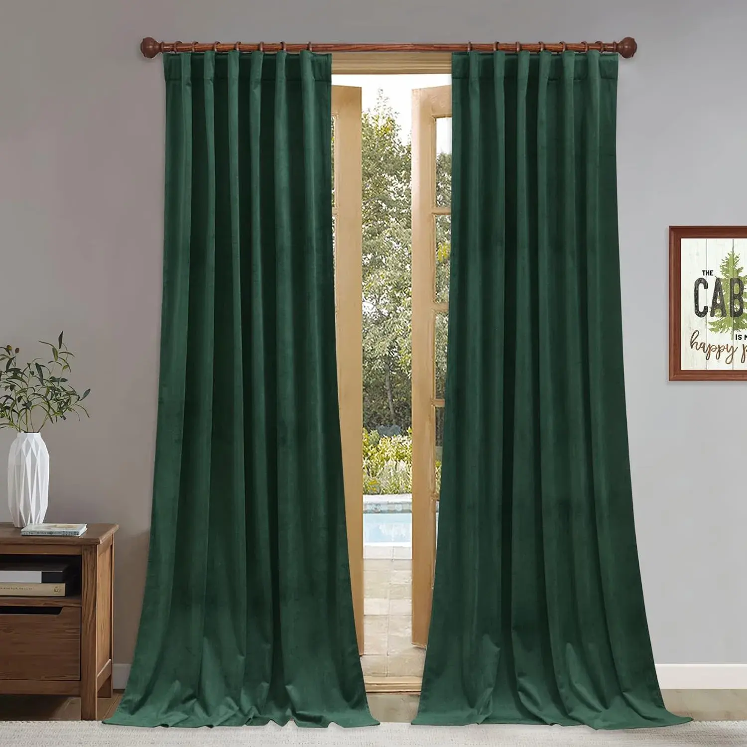 پرده مخمل با بافت نرم و ظاهری لوکس در اتاق نشیمن