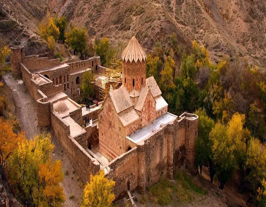 منظره تاریخی قلعه مشهدسلیمان با معماری سنتی و دیوارههای بلند آن