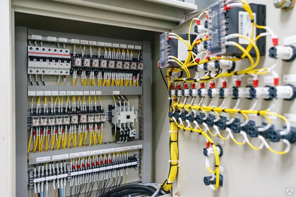 تابلو کنترل HVAC با تجهیزات الکترونیکی و اتوماسیون