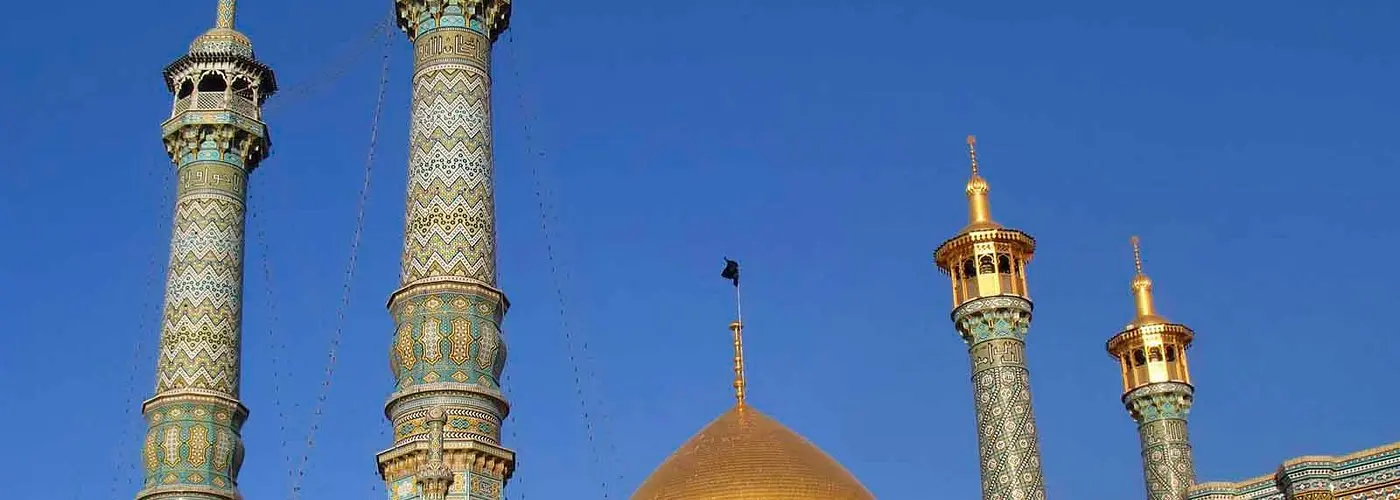 آرامگاه فاطمه معصومه با معماری زیبا و گنبدهای باشکوه، یکی از مهم‌ترین جاذبه‌های مذهبی قم