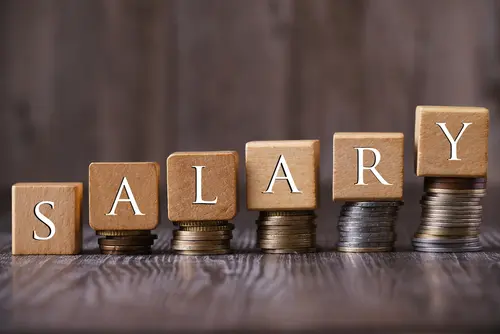 یک خانواده در حال خرید مواد غذایی در سوپرمارکت