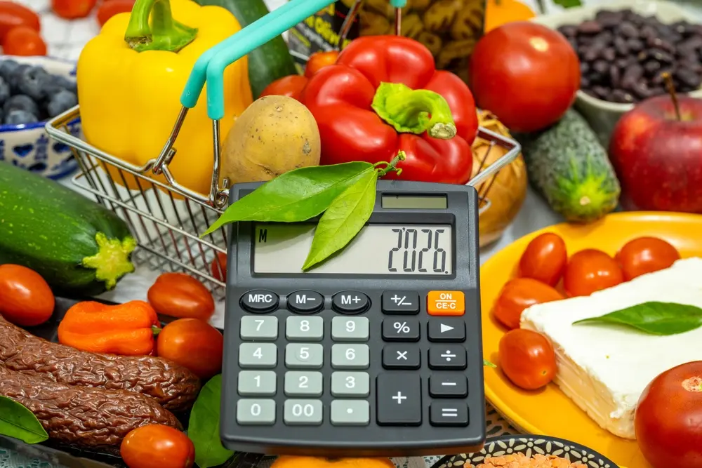 یک خانوار در حال خرید مواد غذایی در یک سوپرمارکت