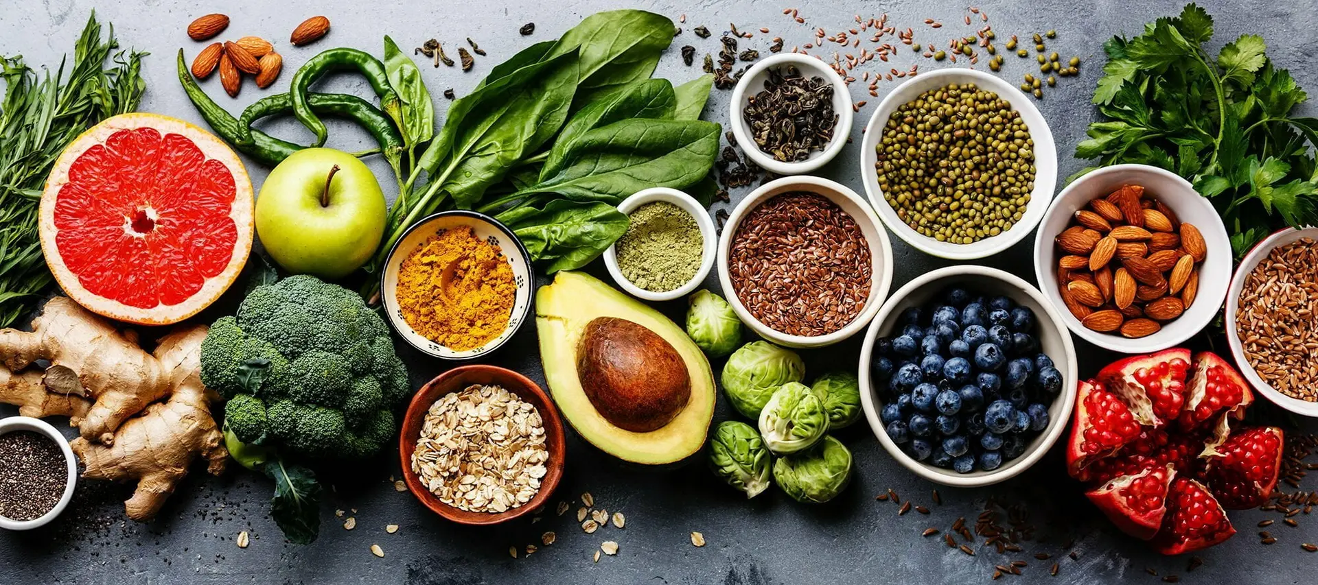 مجموعه‌ای از میان‌وعده‌های سالم و قابل حمل برای سفر