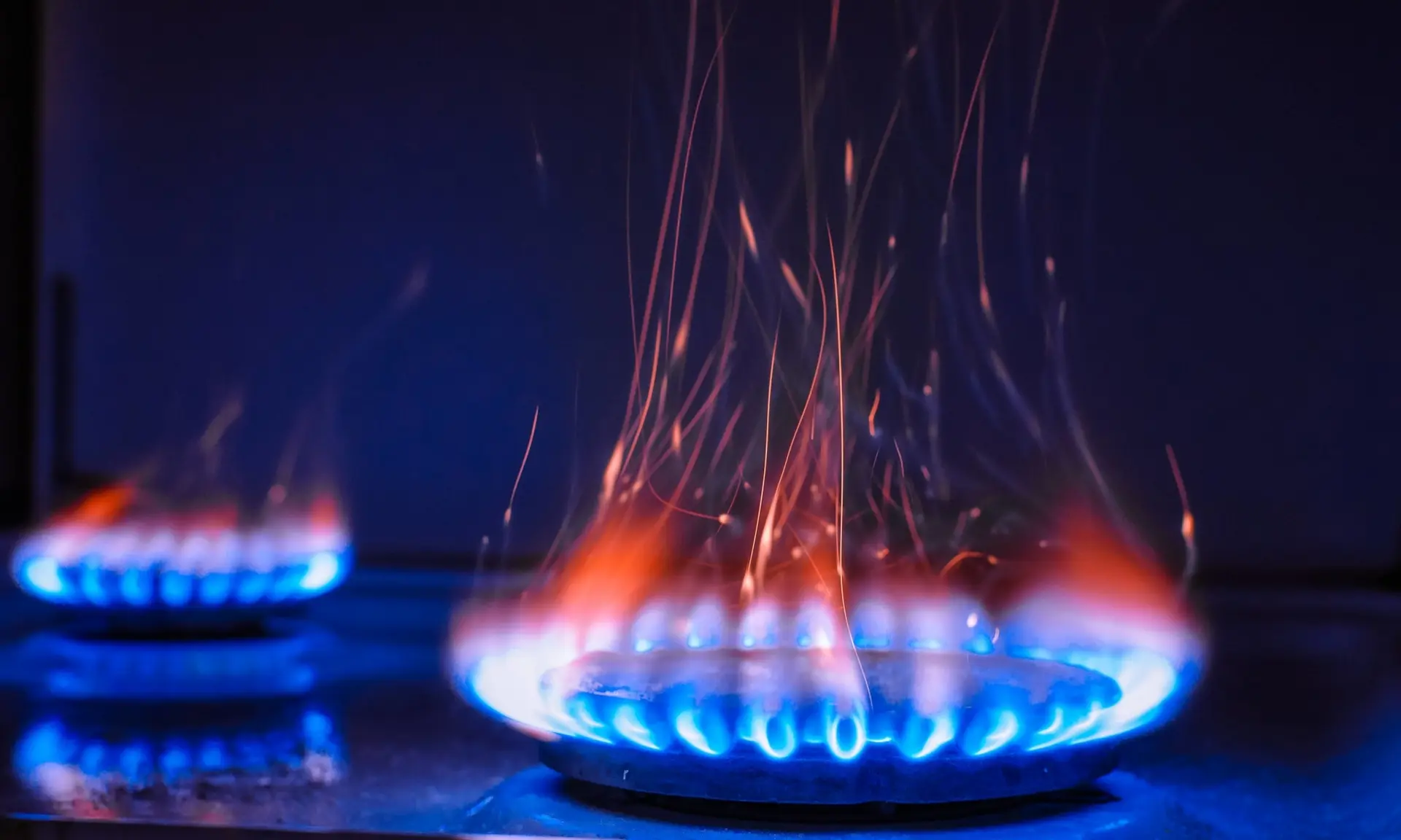 سیستم انتقال گاز طبیعی در یک کارخانه صنعتی