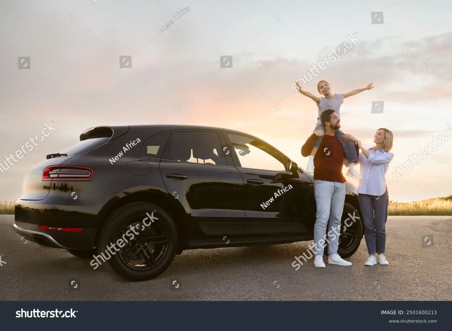 خانواده‌ای در حال لذت بردن از سفر با خودرو الکتریکی