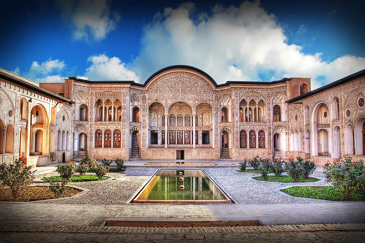 خانه تاریخی طباطبایی کاشان با معماری سنتی و حیاط مرکزی