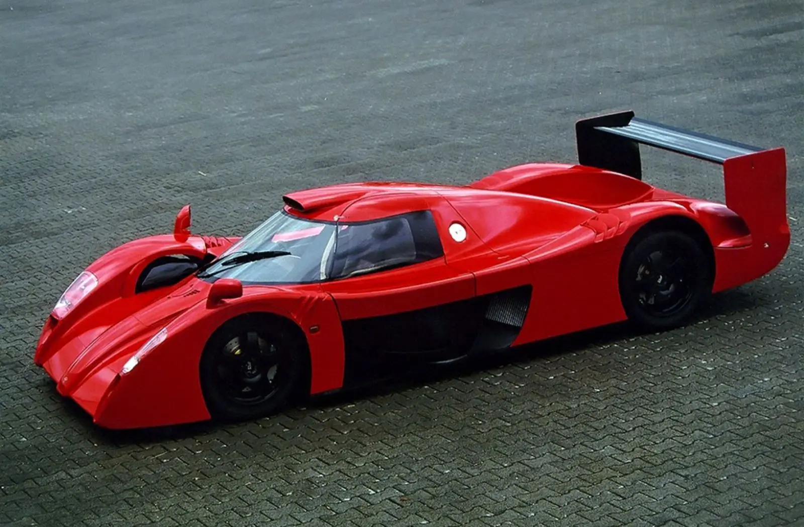 طراحی بدنه منحصر به فرد Toyota GT-One با خطوط هوادار و استفاده از مواد کامپوزیت