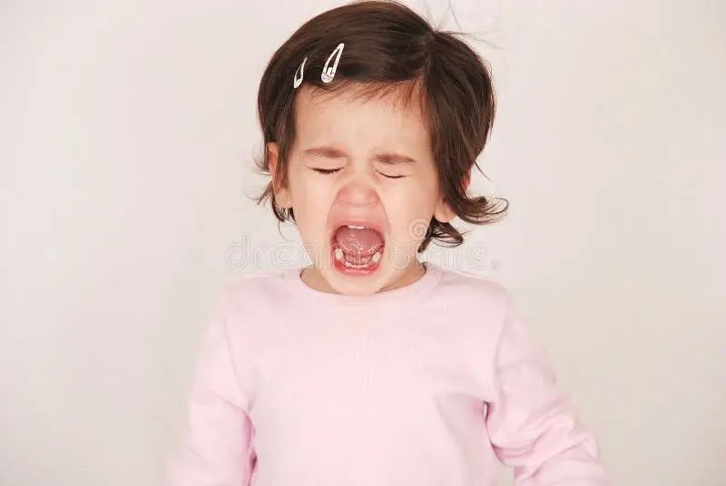کودکی که در حال جبازی است و روی زمین نشسته است