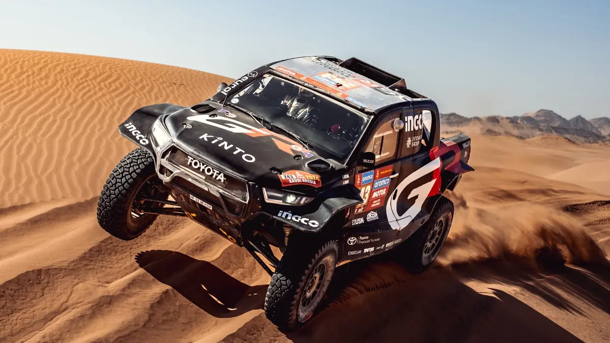 تجهیزات داخلی و داشبورد Hilux Dakar با نمایشگرهای دیجیتال
