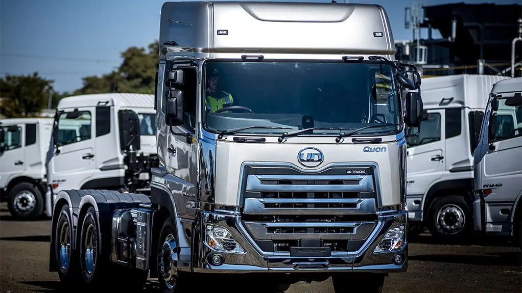 کامیونهای UD Trucks در یک کارخانه تولیدی با خطوط مونتاژ مدرن