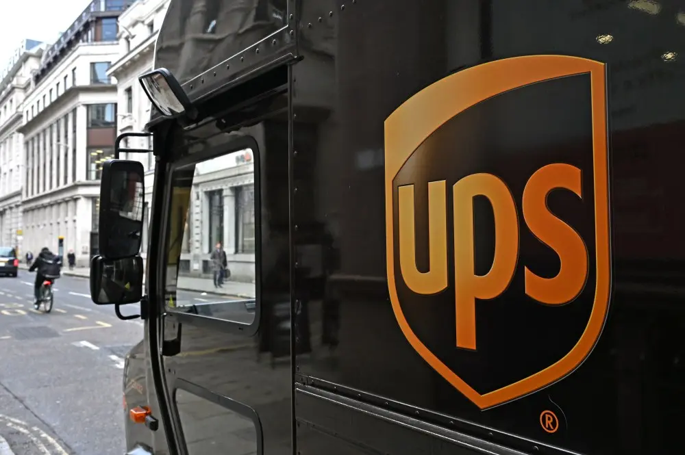 درب یک انبار تجهیزات شبکه و UPS با برچسب‌های مختلف