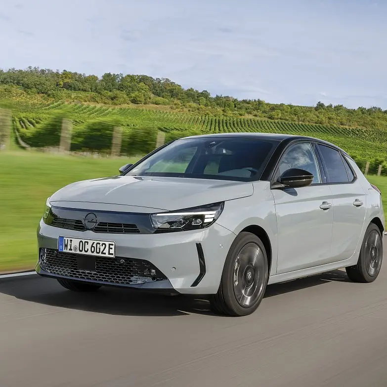 داخل کابین اوپل کورسا الکتریک با نمایشگر دیجیتال و داشبورد مدرن