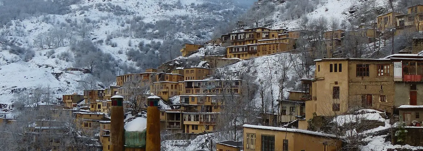 منظره روستای ماسوله در فصل پاییز با رنگ‌های طلایی