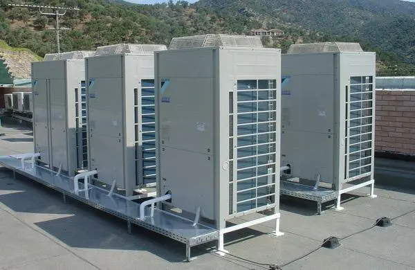 واحد خارجی سیستم VRF در یک ساختمان مدرن