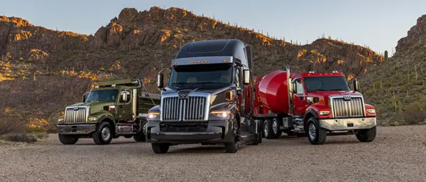 کامیون Western Star 4900 در حال حمل بار سنگین