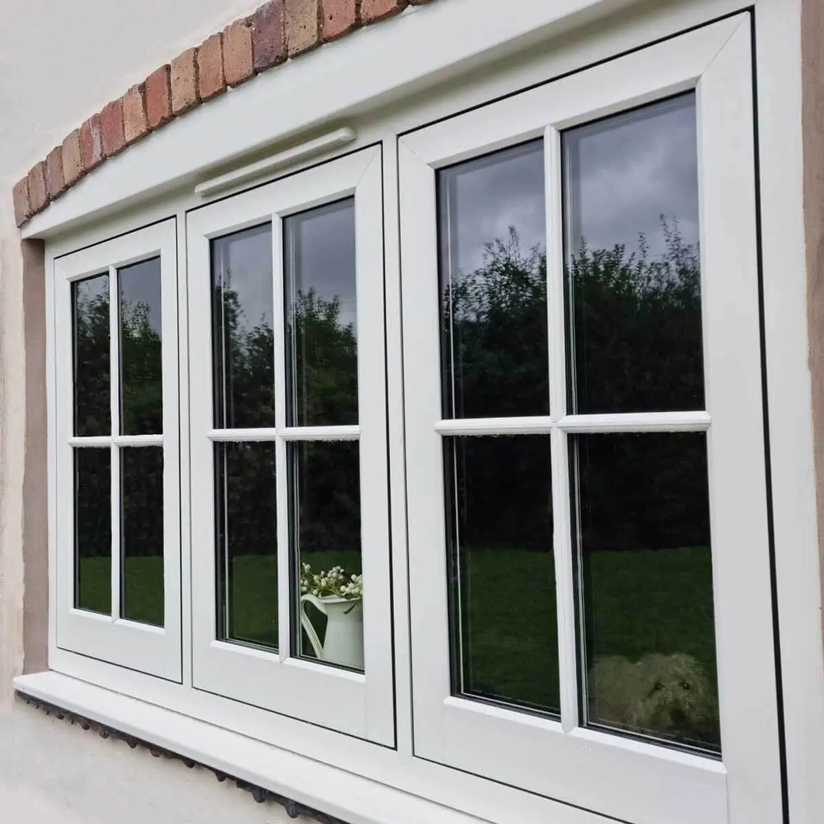 پنجره و درب UPVC سفید با طراحی مدرن و نصب دقیق