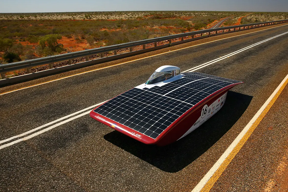 یک خودرو خورشیدی مسابقه‌ای در حال حرکت در مسابقه جهانی World Solar Challenge