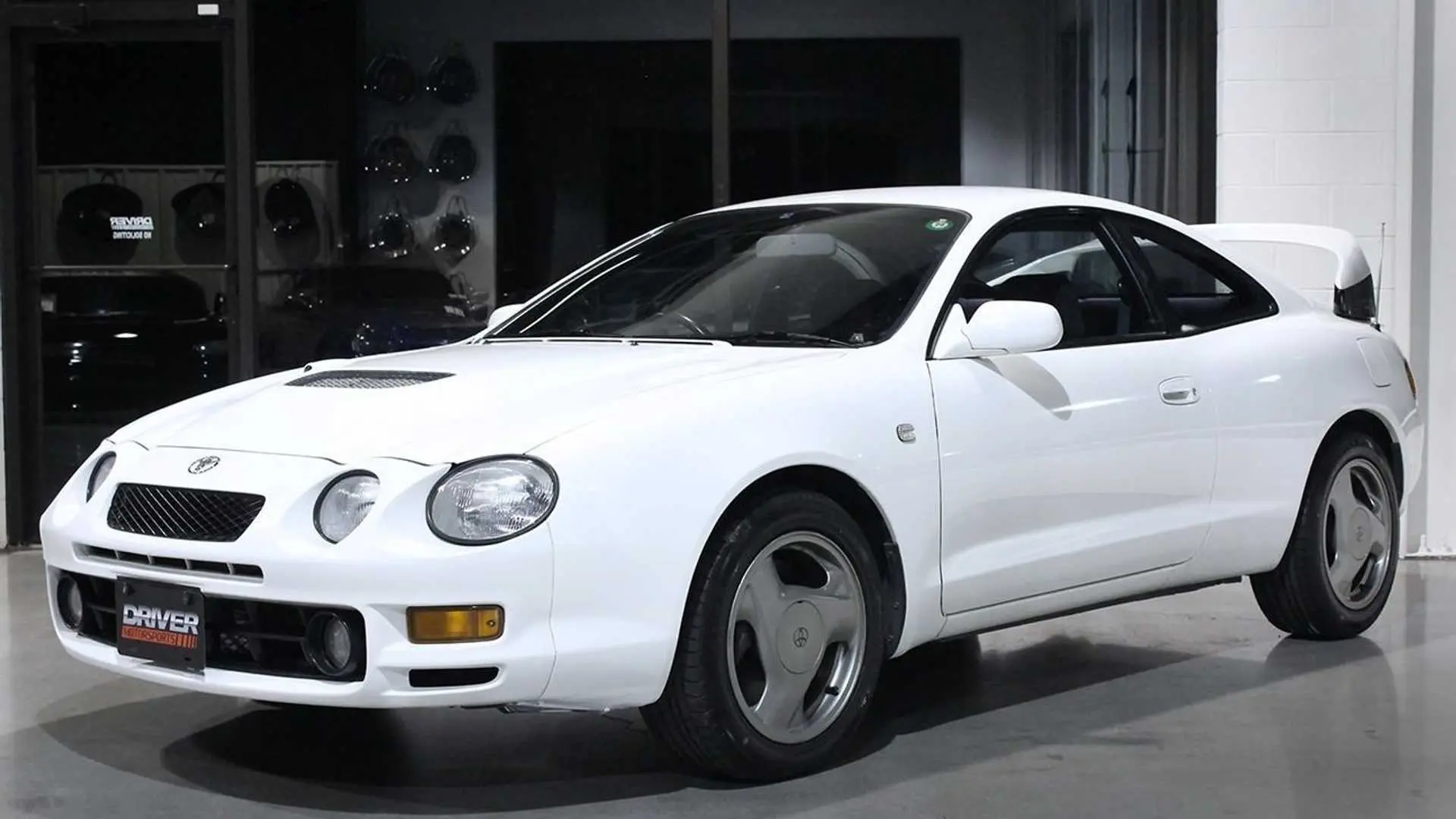 Celica GT-Four ST205 در حالت آماده‌سازی برای مسابقه با سیستم تعلیق و ترمزهای پیشرفته