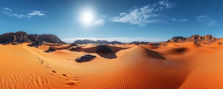 منظره بیابانی با شنهای طلایی و آسمان آبی