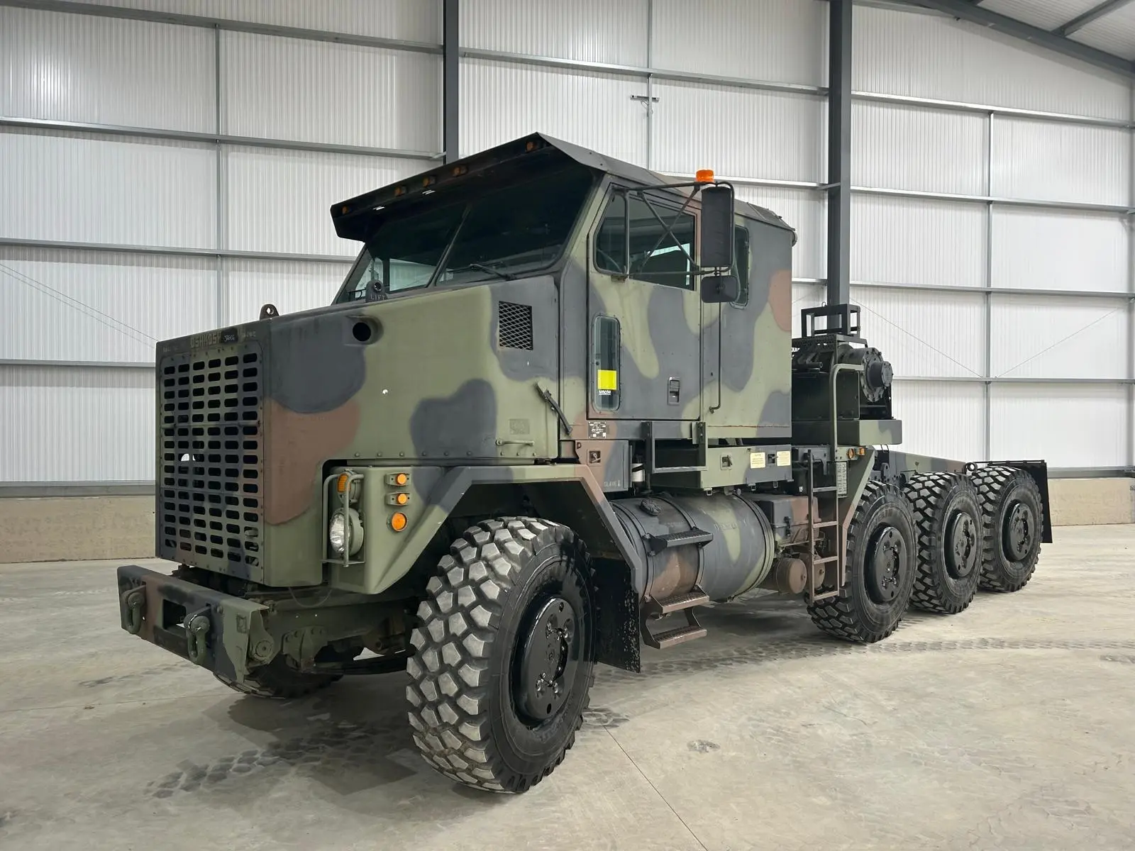 بررسی Oshkosh M1070 (اوشکوش M1070)؛ مشخصات فنی کشنده سنگین