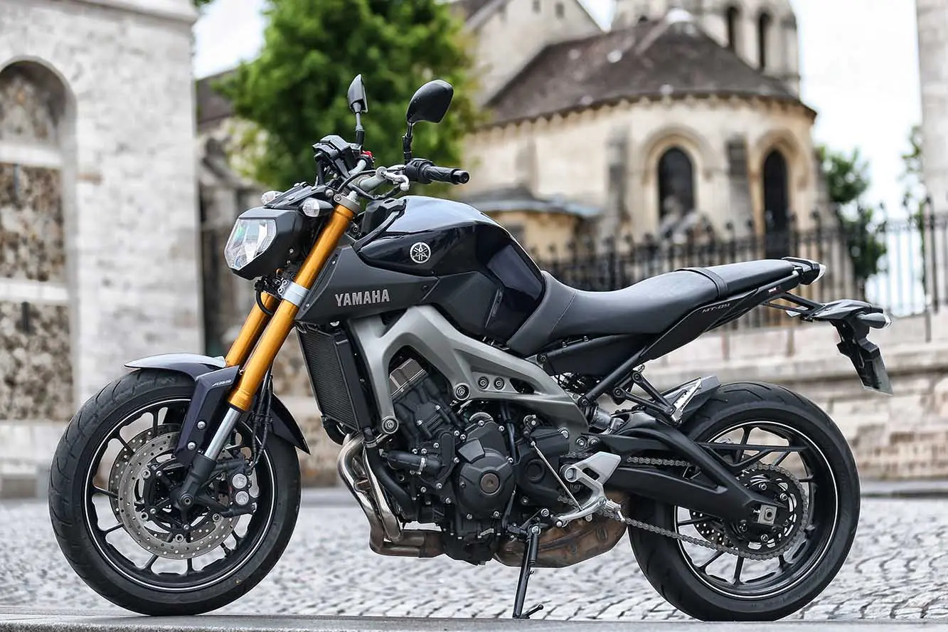 بررسی Yamaha MT-09 (یاماها MT-09)؛ مشخصات فنی و عملکرد