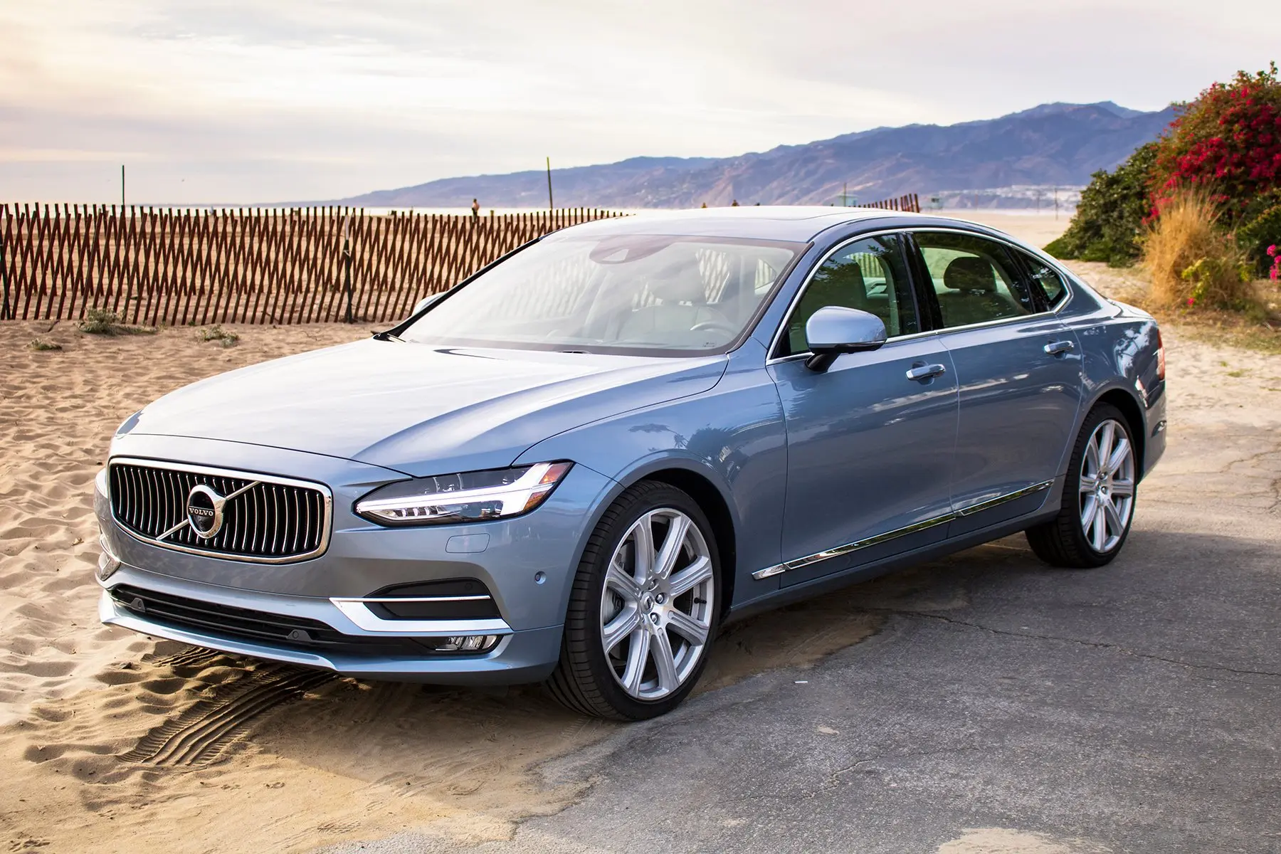 بررسی Volvo S90؛ مشخصات فنی و امکانات