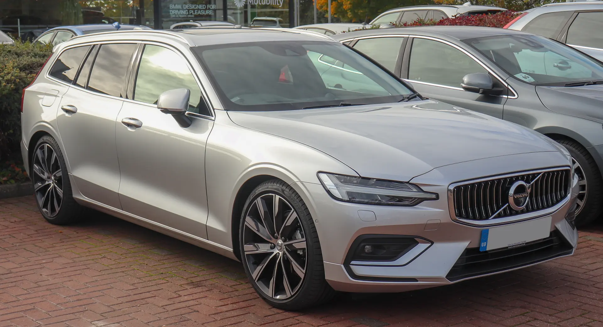 بررسی Volvo V60؛ مشخصات فنی و کاربردها