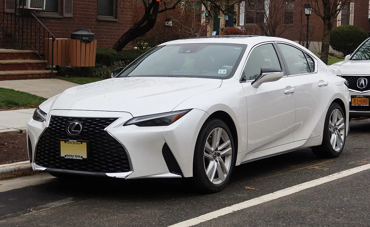 بررسی Lexus IS؛ مشخصات فنی و امکانات