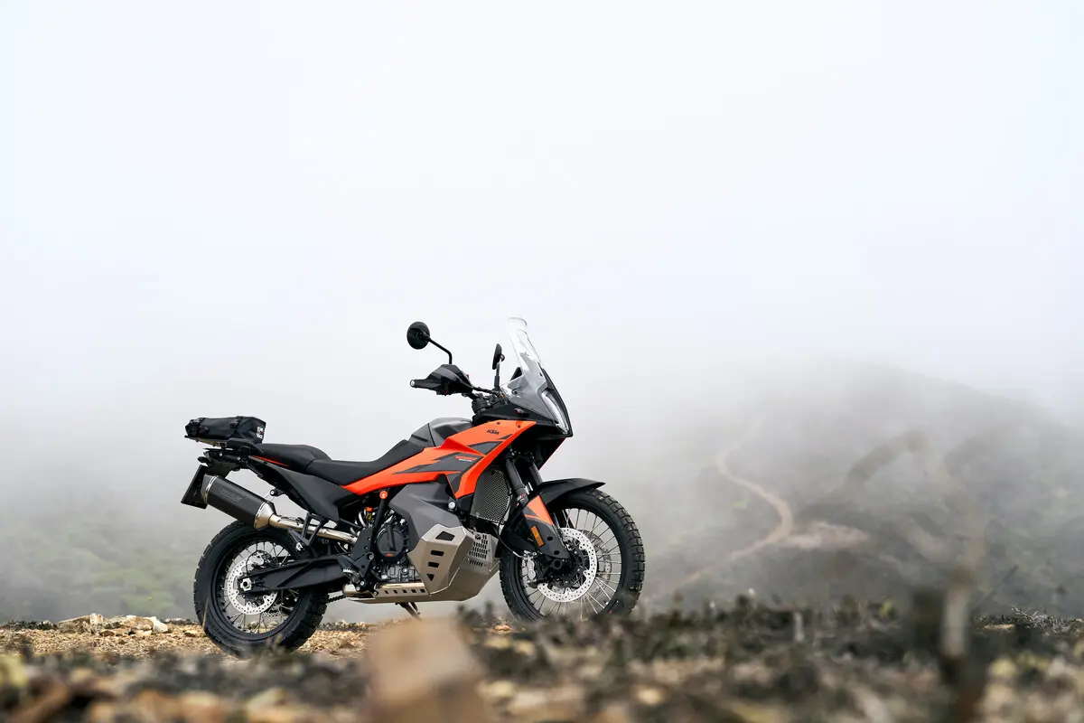 بررسی KTM 790 Adventure (کی‌تی‌ام 790 Adventure)؛ مشخصات فنی و آفرود