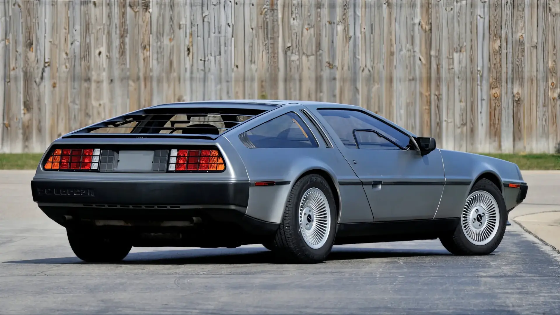 بررسی DeLorean DMC-12؛ تاریخچه و مشخصات فنی