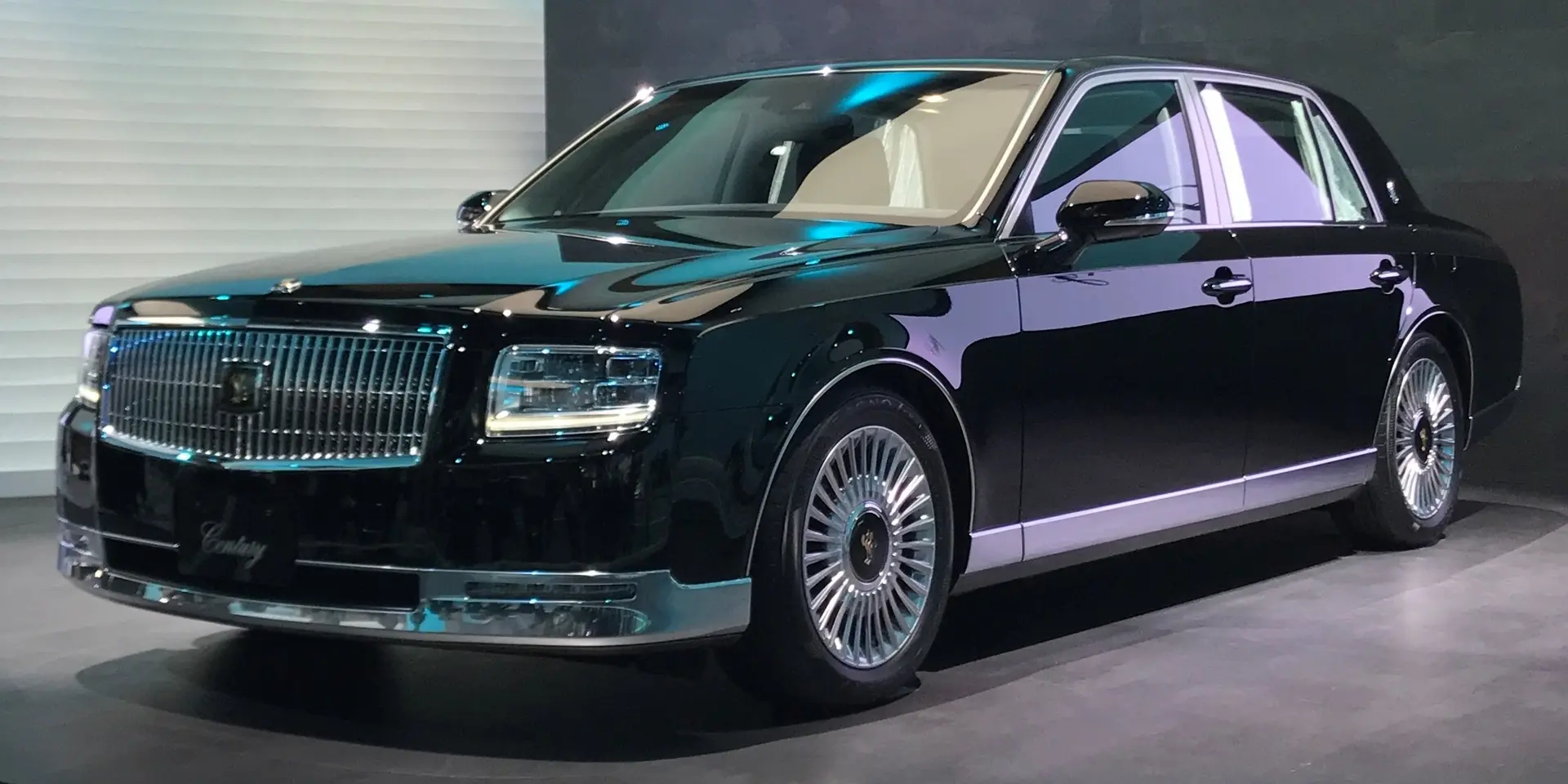 بررسی تویوتا سنچوری (Toyota Century)؛ مشخصات فنی و امکانات لوکس