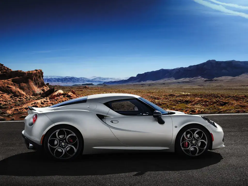 بررسی Alfa Romeo 4C؛ مشخصات فنی و عملکرد
