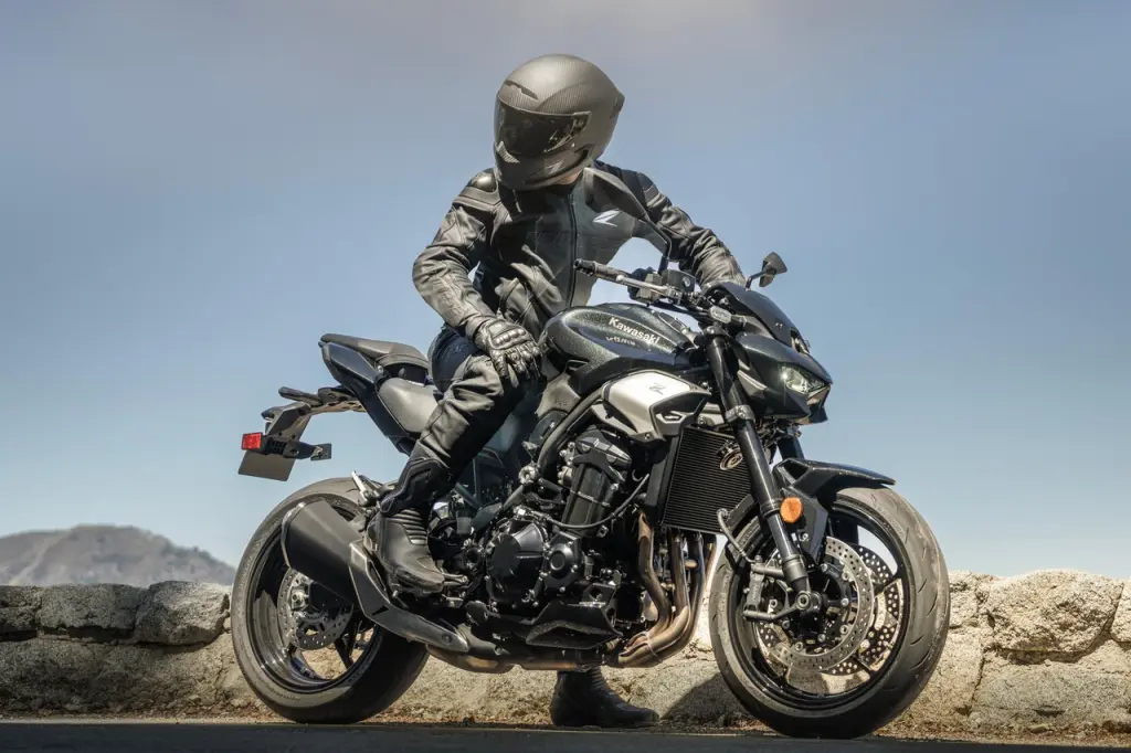 بررسی Kawasaki Z900 (کاوازاکی Z900)؛ مشخصات فنی و عملکرد
