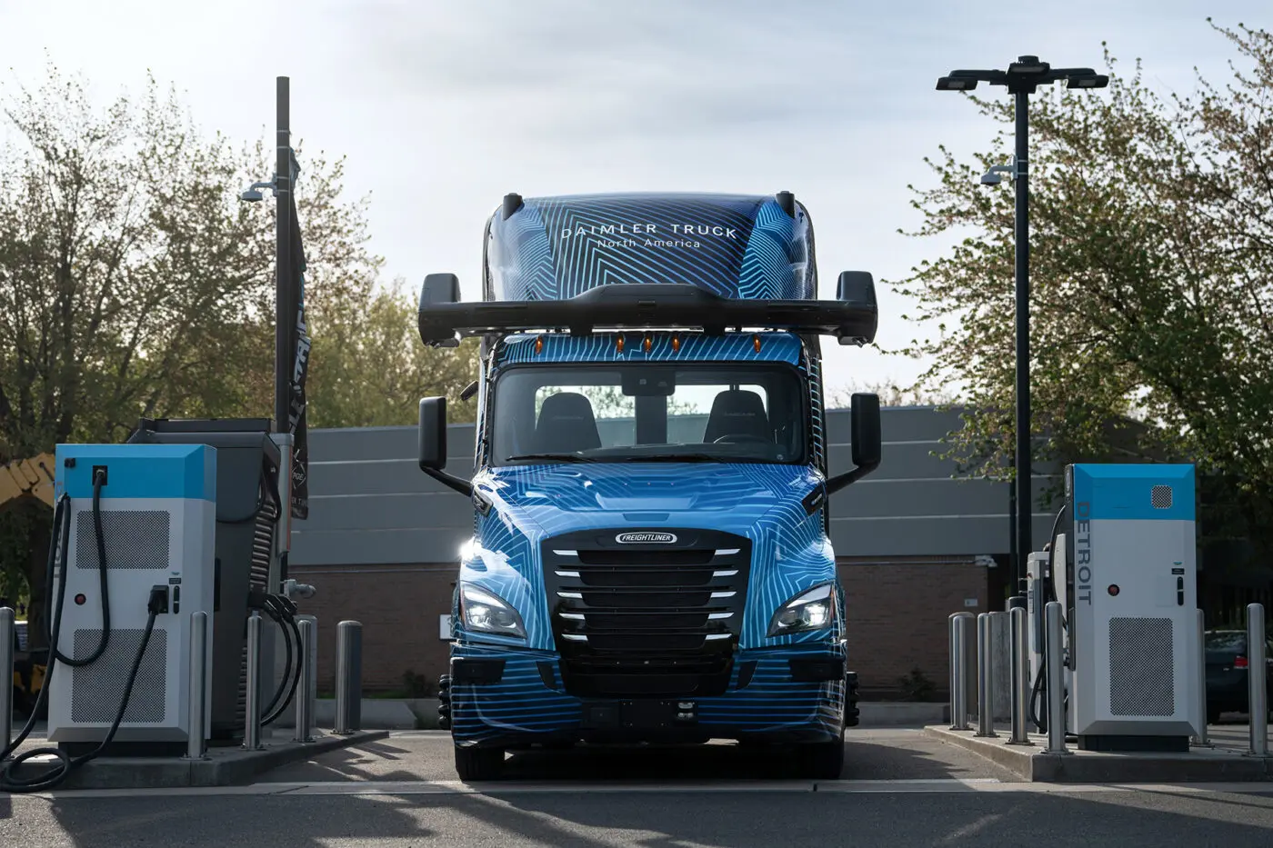 بررسی Freightliner eCascadia (فریت‌لاینر eCascadia)؛ مشخصات فنی کامیون برقی