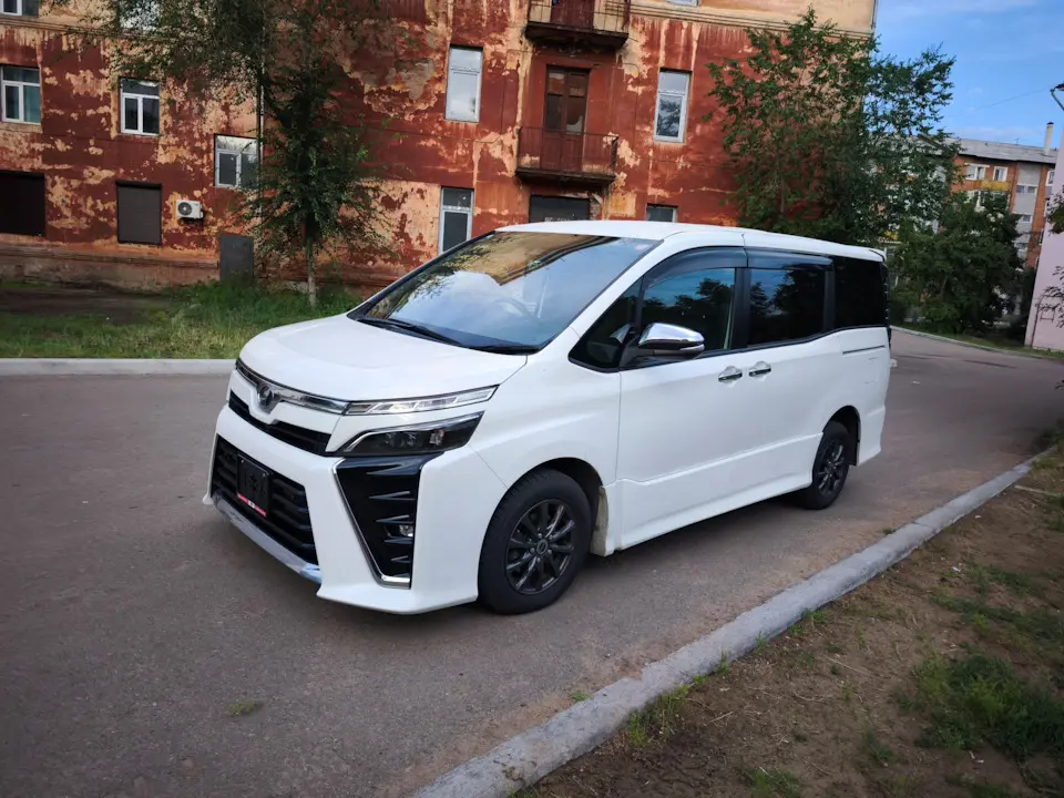 بررسی Toyota Voxy؛ مشخصات فنی و کاربردها