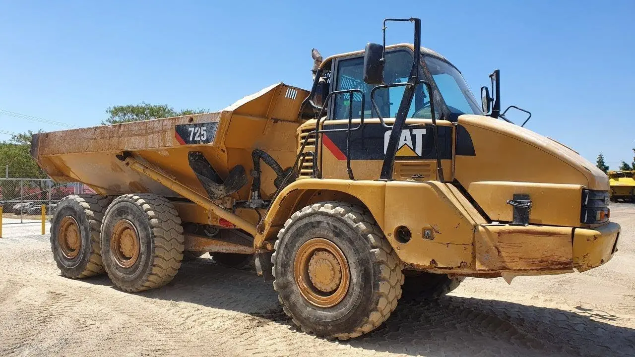 بررسی Caterpillar 725 (کاترپیلار ۷۲۵)؛ مشخصات فنی دامپتراک مفصلی