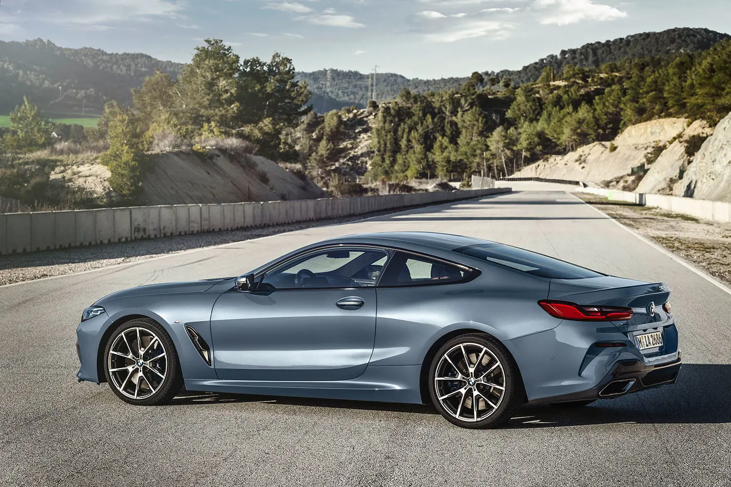 بررسی BMW 8 Series؛ مشخصات فنی و عملکرد