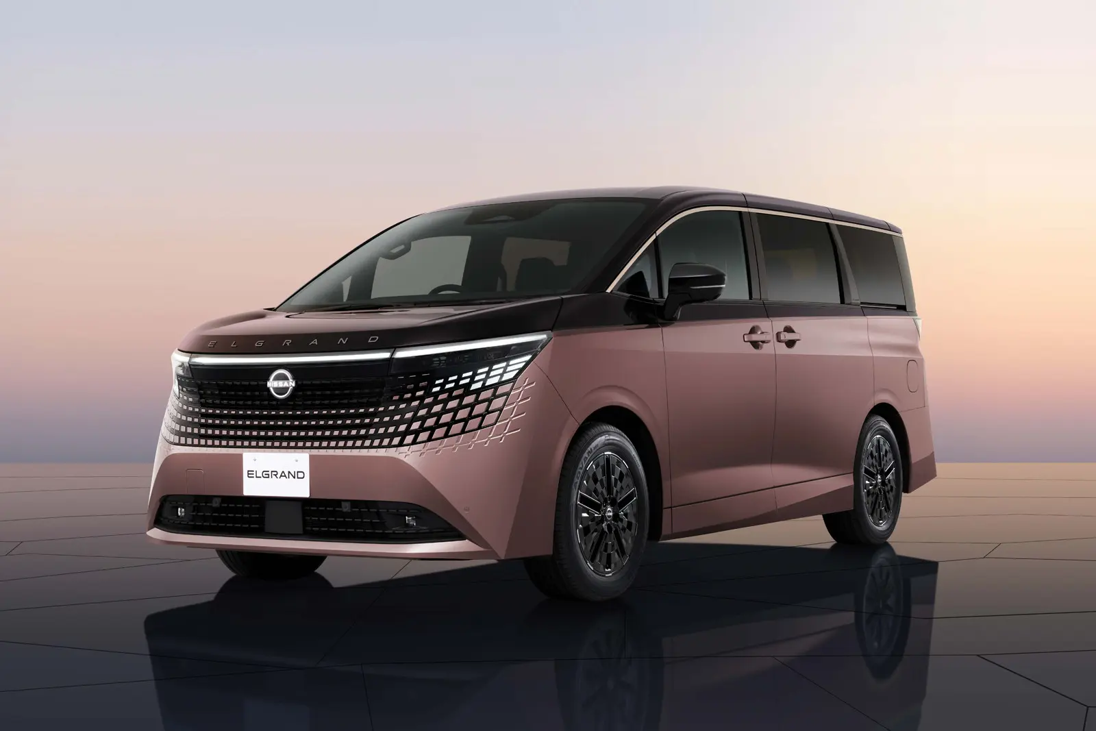 بررسی Nissan Elgrand؛ مشخصات فنی و امکانات